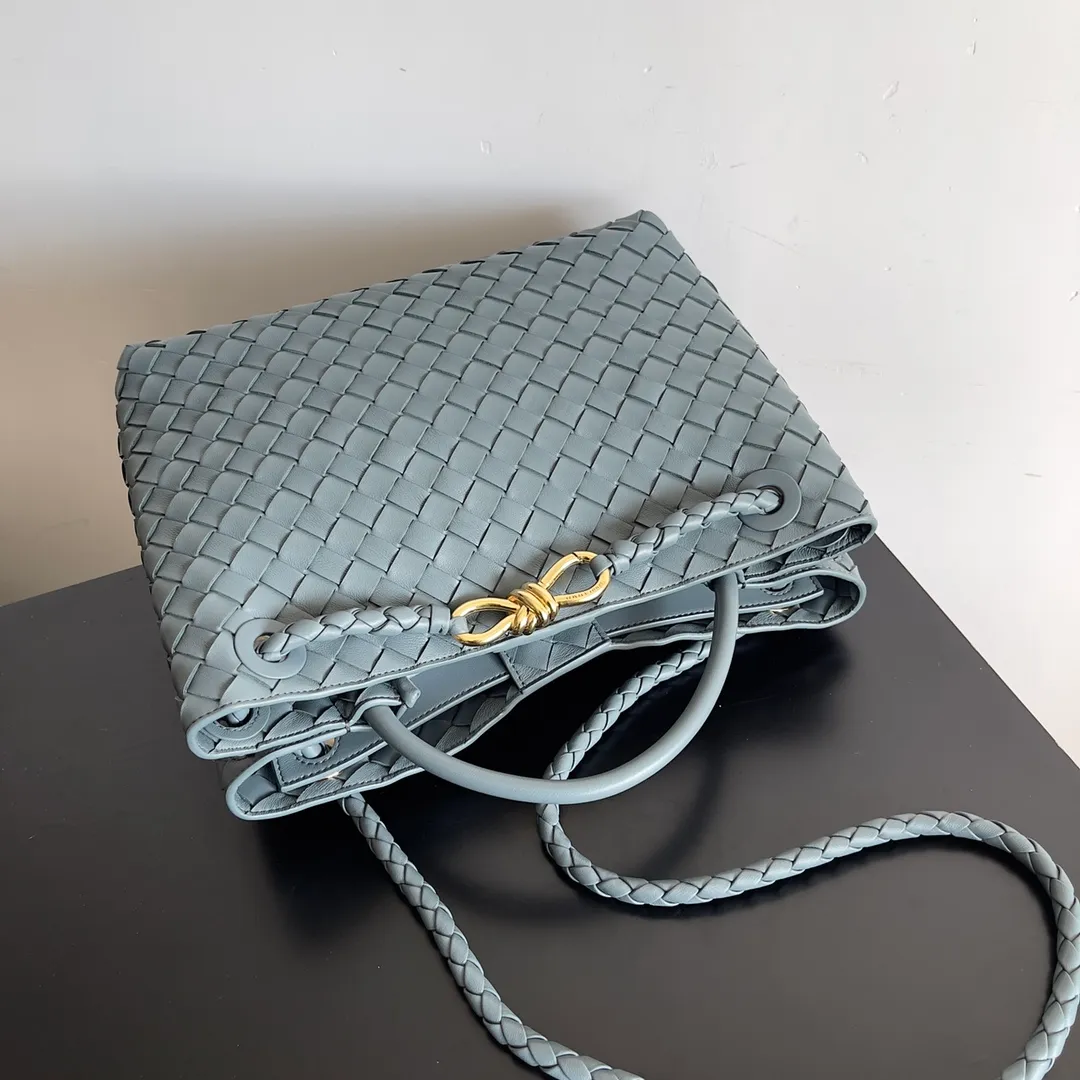 The 2023 new Andiamo batch of 2260 BV has been shipped‼ ️Really popular🔥The new Andiamo woven handbag launched by Bottega Veneta this season is really popular all over the world! ! Celebrities at home and abroad have worn it, and Oscar-winning actress Michelle Yeoh has taken it out on the street. Song Jia, Trai Yara, Yu Feihong, Sanji Ayaka, Rosie Hunting-Whiteley, Yoshioka Riho, etc. have all picked up this bag. It is classic and versatile, showing off its temperament, and the bag capacity is also large, which is very convenient for daily commuting! ! A variety of carrying methods, the shoulder straps can be adjusted by yourself, the original lambskin feels soft and delicate, and the unisex style breaks the gender boundaries and brings a more practical and long-lasting use experience. Andiamo, which has both elegant and casual styles, perfectly interprets the true appearance of "fashionable old money style". Style number: 743572 Size: 32*24*12